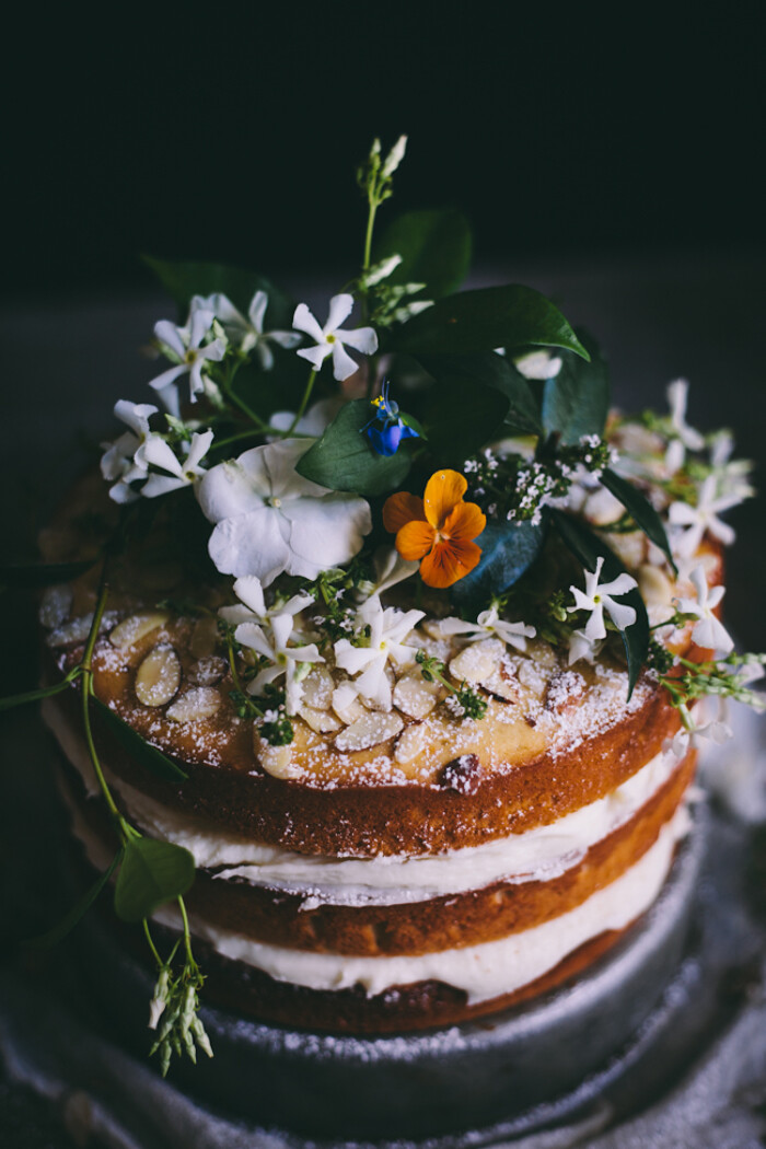 The Unique Charm of the Tie-Flower-Cake