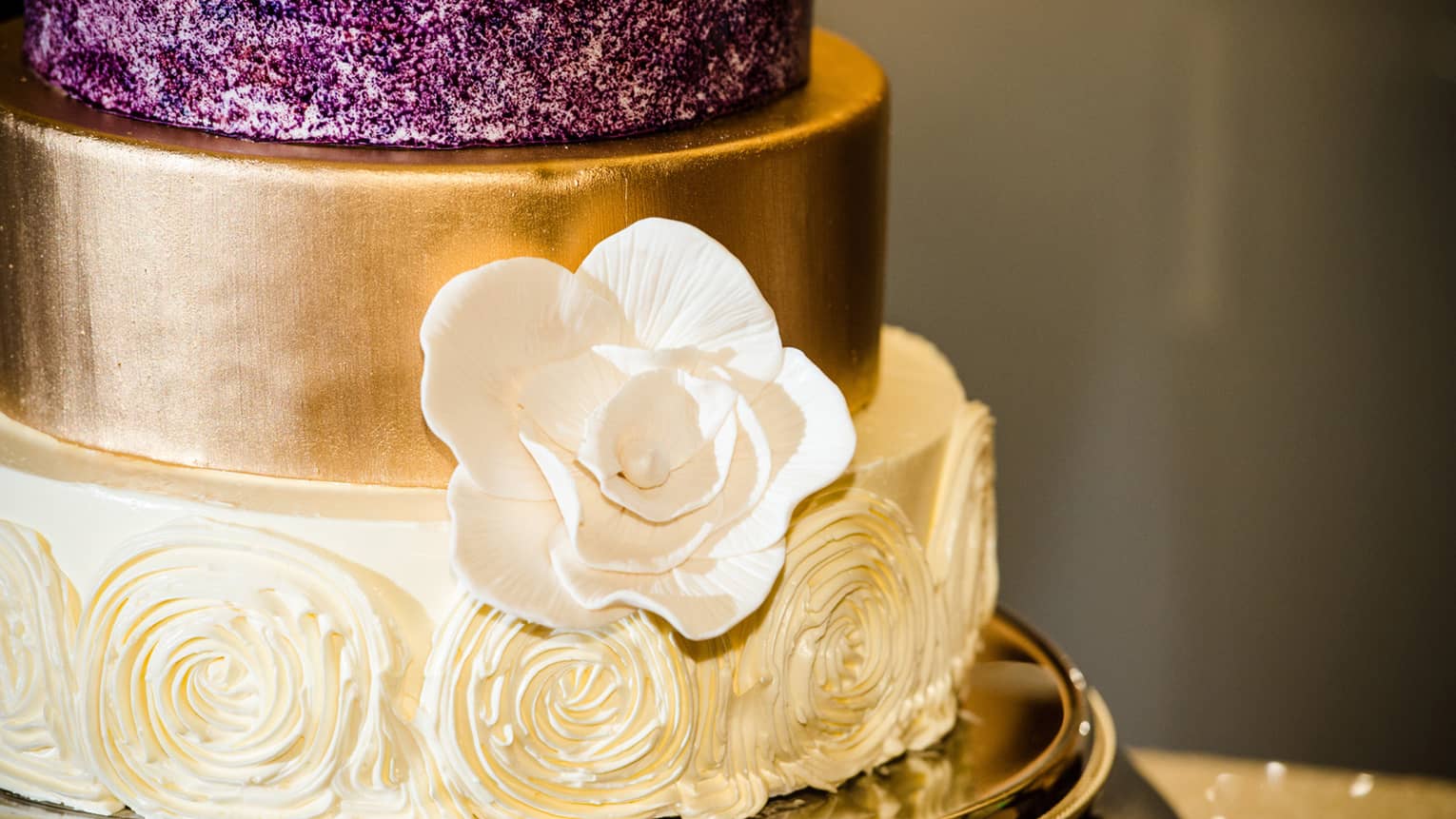 The Unique Charm of the Tie-Flower-Cake