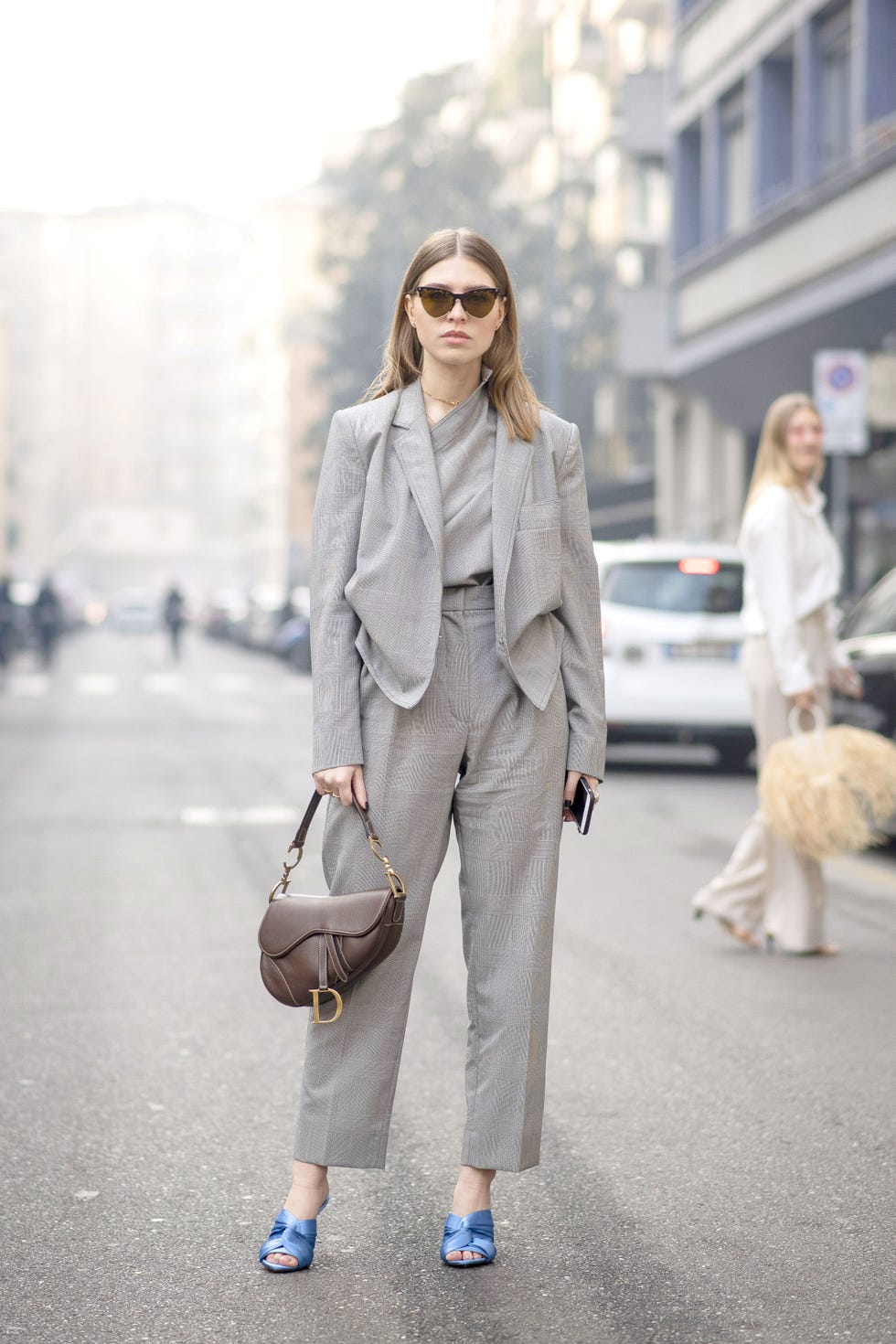 The Fashionable and Stylish Look of Girls Wearing Suit Collar