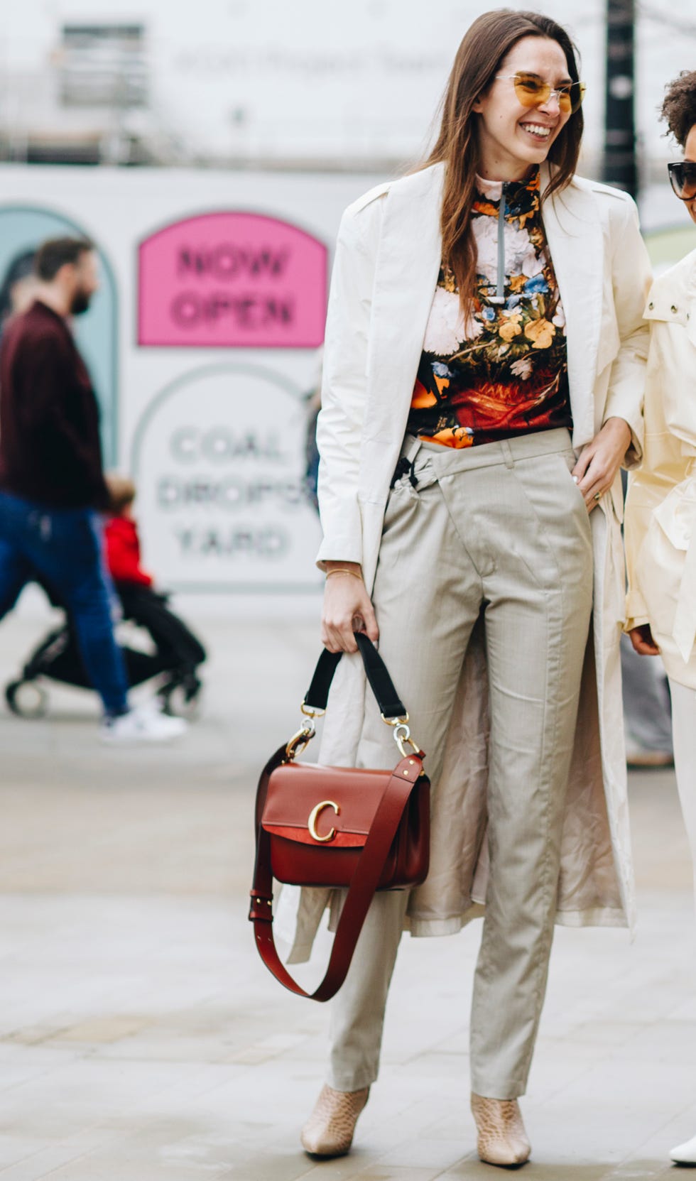 The Fashionable and Stylish Look of Girls Wearing Suit Collar