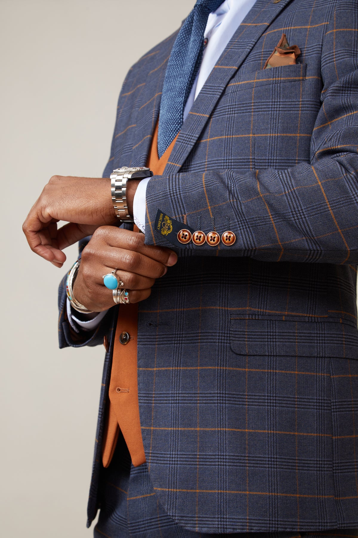 The Art of Combining Luxurious Accessories: A Guide to Wearing Mens Ties and Cashmere Scarves