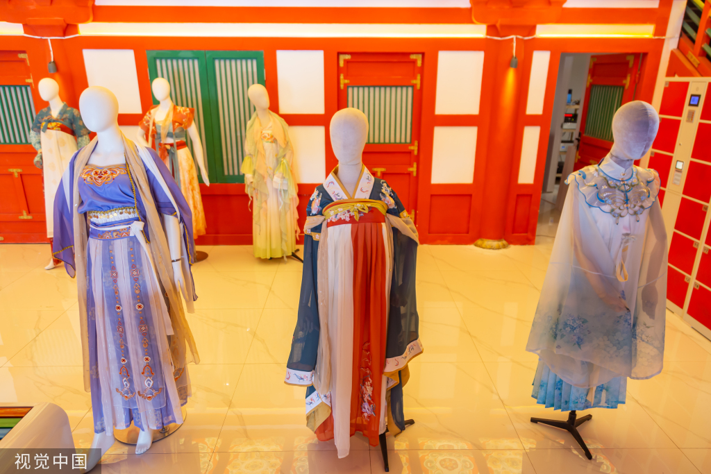 The Unique Charm of Hanfu: How to Tie a Tie with Traditional Charm