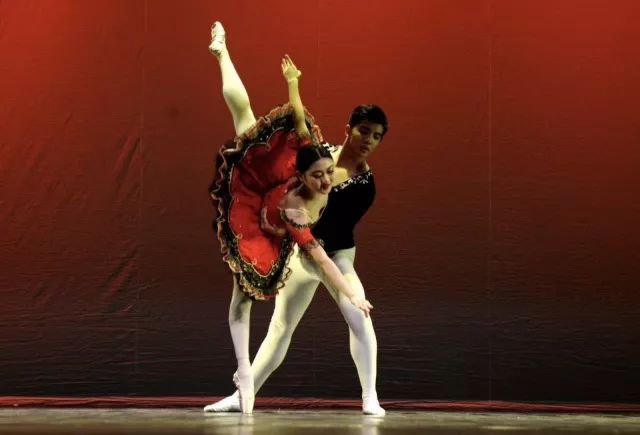 The Art of Red Tie Dancing: A Visual Spectacle of Elegance and Grace