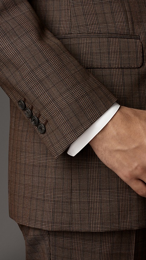 Elevate Your Style with a Sharp Tie and Rolled Collar