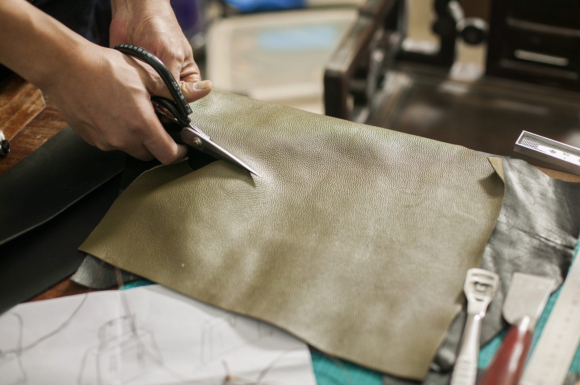 The Master of Tie Cutting - Crafting Perfect Ties with Skill and Artistry