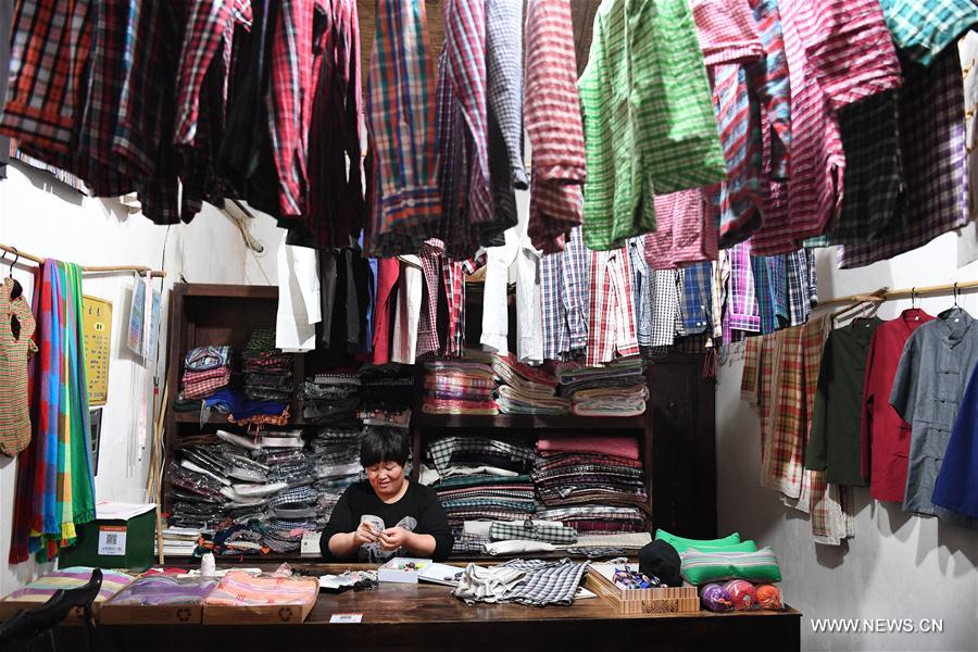 Buying a Tie in Xianyang