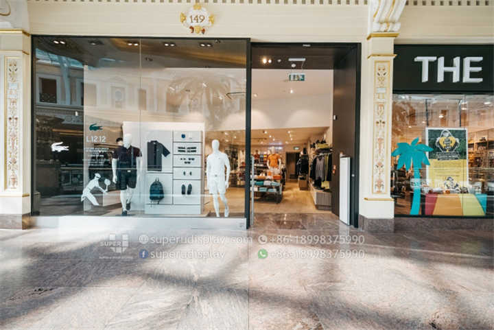 The Importance of Wearing a Tie When Entering a Store