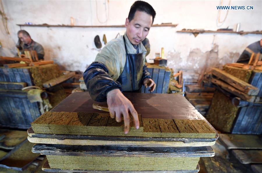 The Unique Craftsmanship of Shizhou Tie Workers